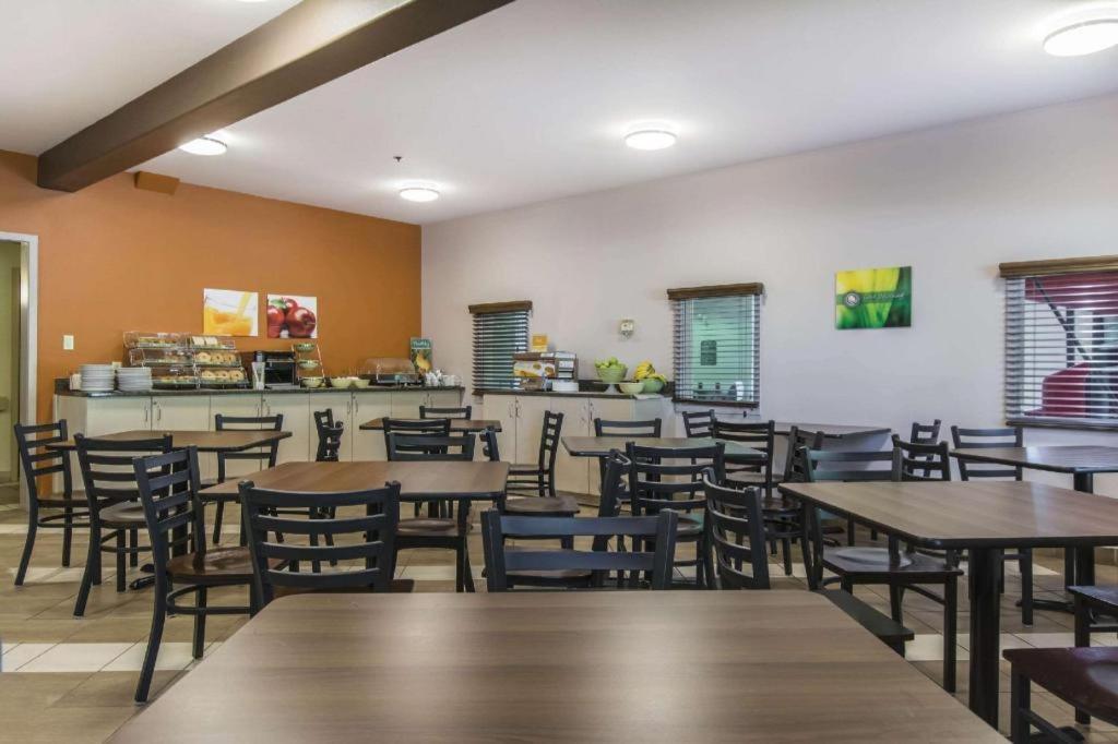 Quality Inn Airport Moncton Luaran gambar
